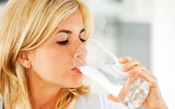 10 nguyên nhân bác sĩ khuyên bạn nên uống nước nóng